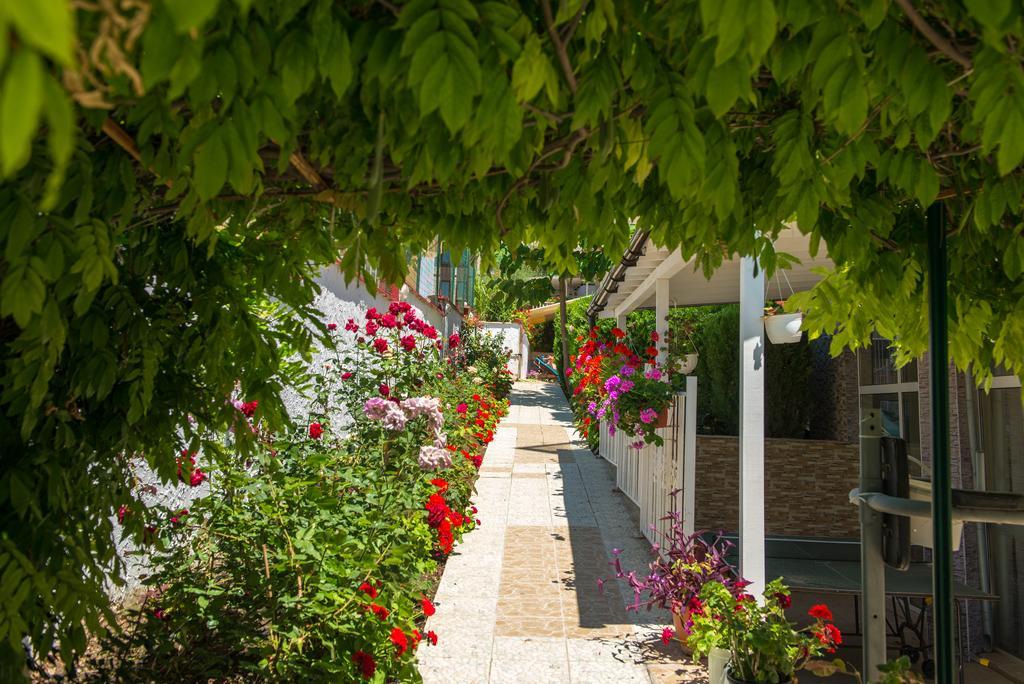 Iris Beach Hotel Sveti Vlas Exterior photo